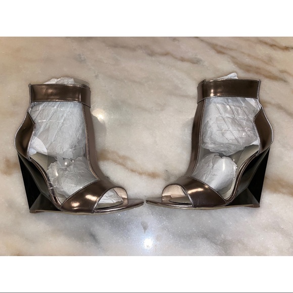 Boutique 9 Gold Heels - Picture 5 of 10